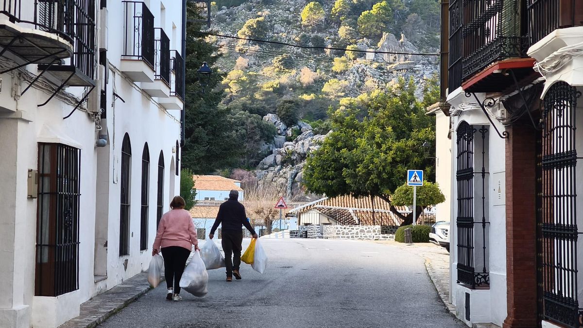 Vecinos de Grazalema regresan a sus casas tras once días desalojados por el temporal.