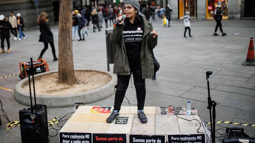 Edith Espínola, representante de las trabajadoras domésticas en el movimiento Regularización YA, habla en una concentracion para exigir la regularizacion