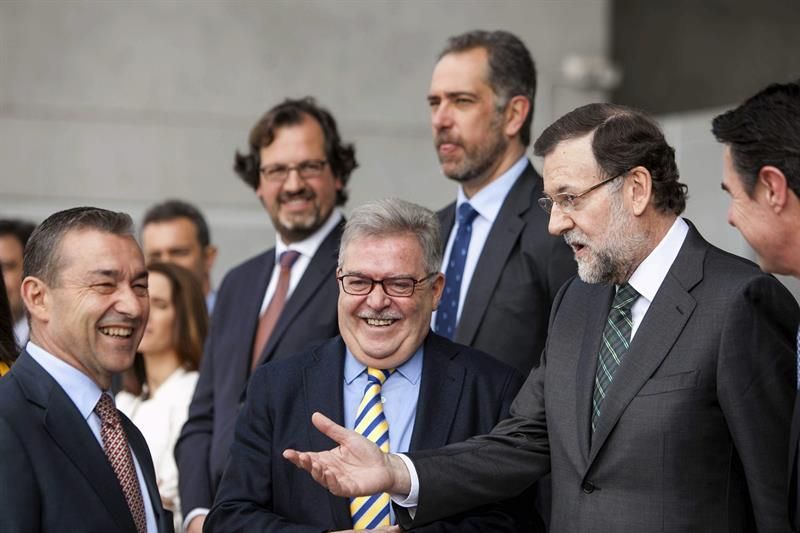 El jefe del Ejecutivo, Mariano Rajoy (2-d), acompañado por el ministro de Industria, Energía y Turismo, José Manuel Soria (d), conversa con el presidente canario, Paulino Rivero (i), y el presidente del Cabildo de Gran Canaria, José Miguel Bravo de Laguna (2-i), durante la inauguración del Gran Canaria Arena, el único nuevo pabellón construido para acoger este verano la Copa del Mundo de Baloncesto. EFE/Ángel Medina G.
