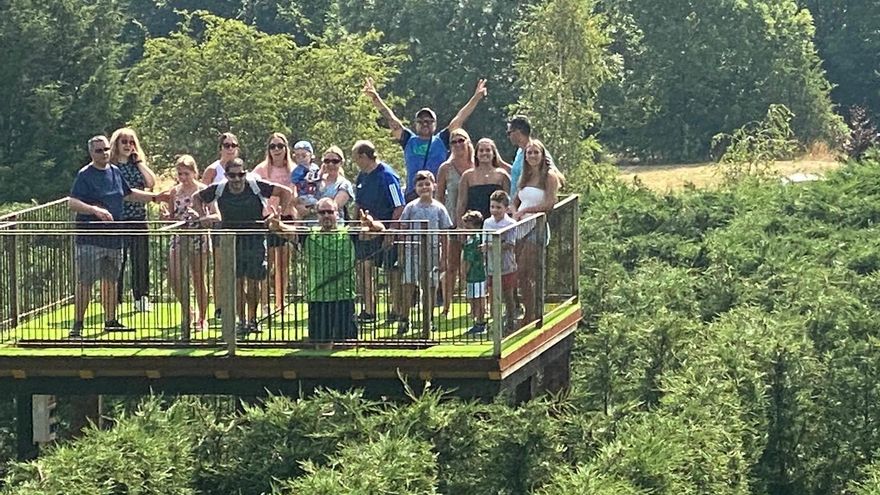 Primeros visitantes al laberinto gigante de Campoo