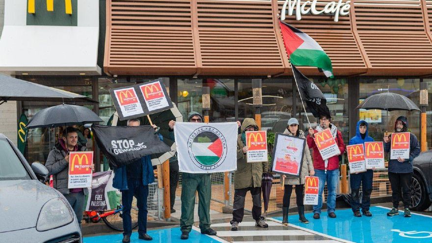 Activistas por Palestina se concentran en el nuevo McDonald's de Villamediana