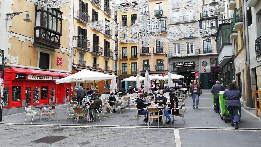 Archivo - Imagen de archivo de personas sentadas en una terraza en la plaza Consistorial de Pamplona.