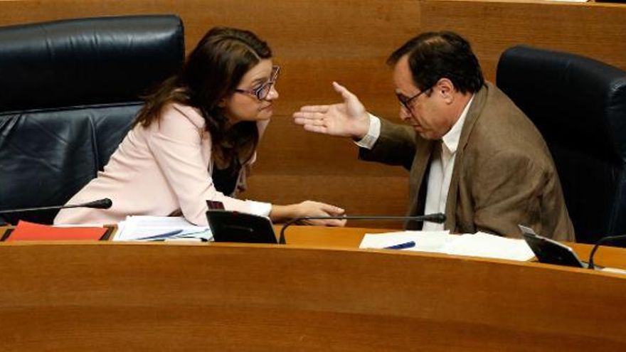 La vicepresidenta Mónica Oltra y el conseller de Hacienda, Vicent Soler, en las Corts Valencianes.