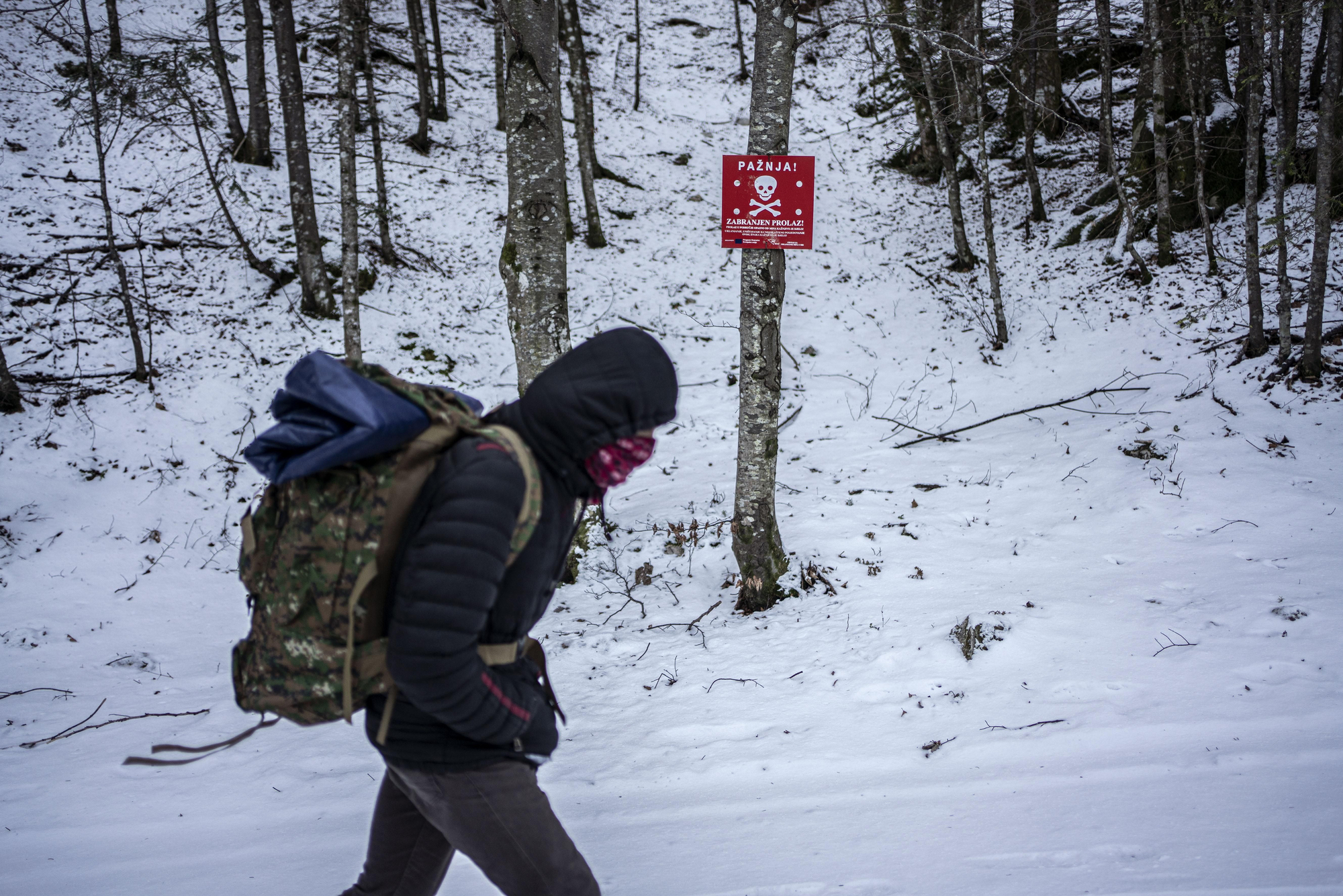 Muchos migrantes, cuentan que si los uniformados croatas les descubren les quitan todas sus pertenencias, su dinero y les rompen sus teléfonos móviles antes de expulsarles directamente a Bosnia. Algunos aseguran que en algunas ocasiones también les quitaron la ropa de abrigo dejándoles expuestos al frío del invierno. Las últimas cifras arrojadas por Frontex, indican que, mientras en 2019 se redujo el número de llegadas al Viejo Continente a través de mar Mediterráneo, se detectaron alrededor de 14.000 cruces irregulares en las fronteras de la UE en la Ruta de los Balcanes, más del doble de la cifra de 2018. Una ruta que muestra el lado más oscuro de las fronteras, pero también la solidaridad y el compañerismo de muchas de las personas que la recorren.