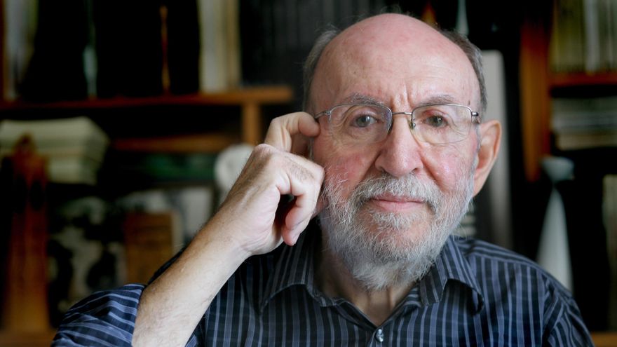 Marc Granell va nàixer a València el 1953 en la mateixa habitació on avui, i des de fa anys, té el seu despatx.