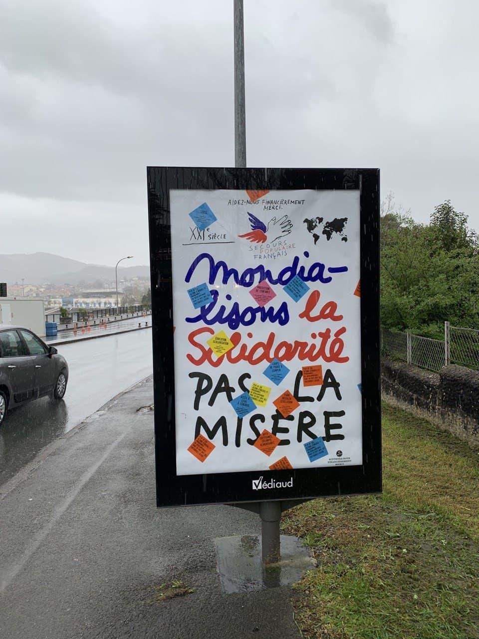 Cartel en Hendaya, a la entrada del puente de Santiago