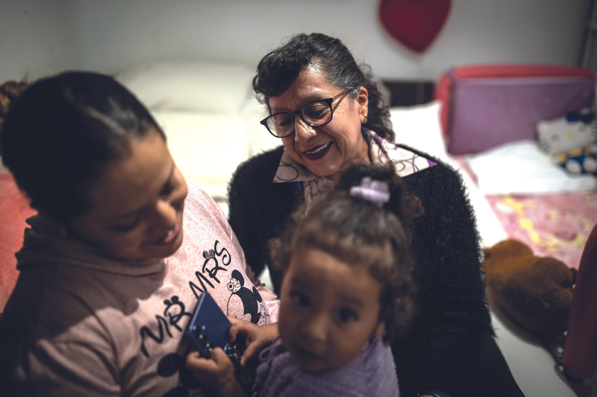Pilar Moyolema llegó a Madrid desde Ecuador con sus dos hijos en 2002. Forma parte de aquel “boom migratorio” que ha acabado siendo crucial para explicar la diversidad demográfica de hoy. En la imagen, con su hija y su nieta, en su casa de Madrid.