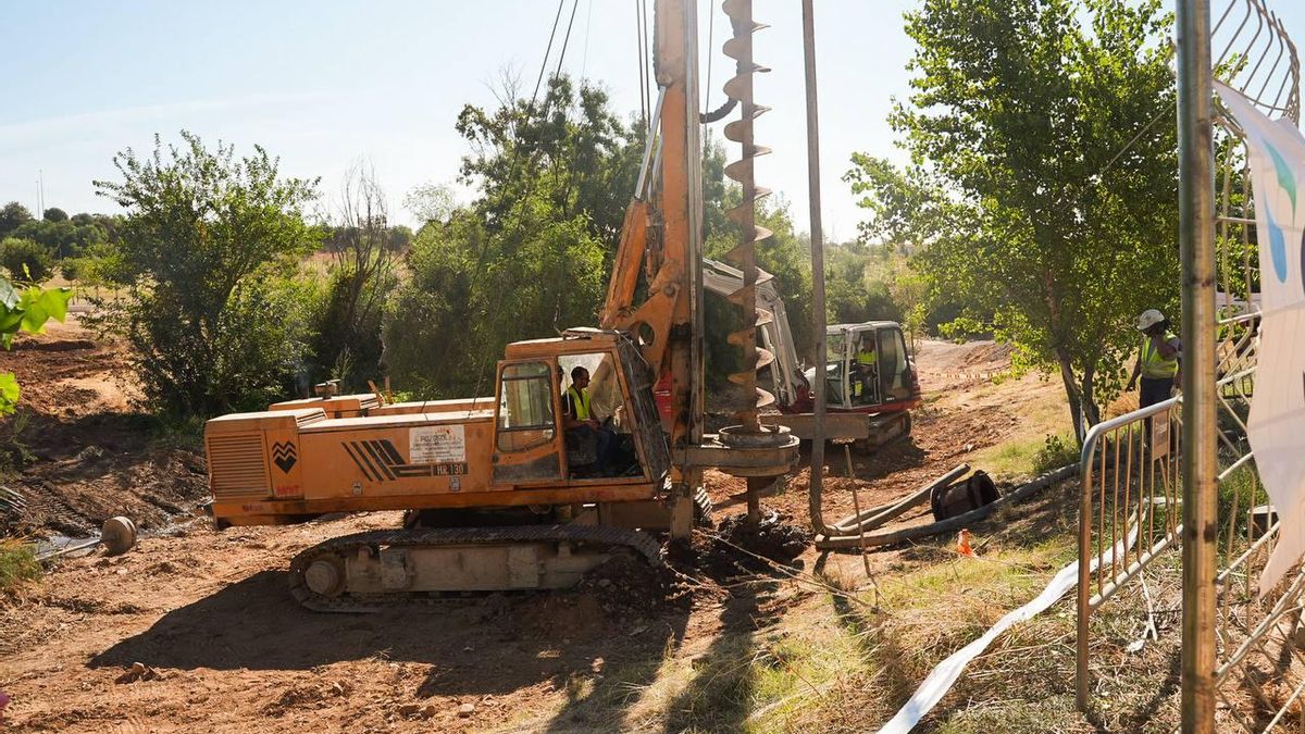 Arrancan los trabajos para instalar la pasarela peatonal en el Parque de Levante