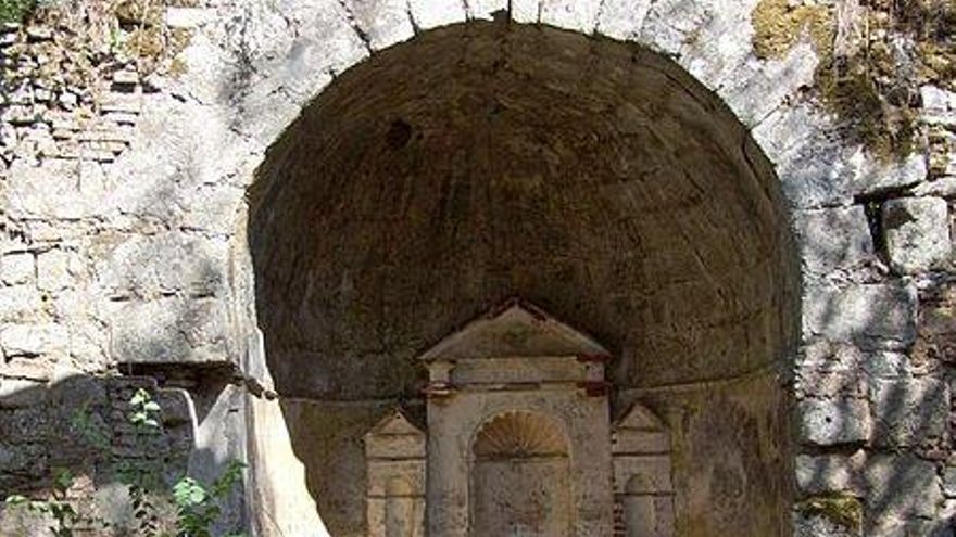 Ábside con el nicho en el que estaba la imagen de San Miguel que en 1932 marchó a Barcelona a una exposición, nunca volvió y allí se exhibe en un museo