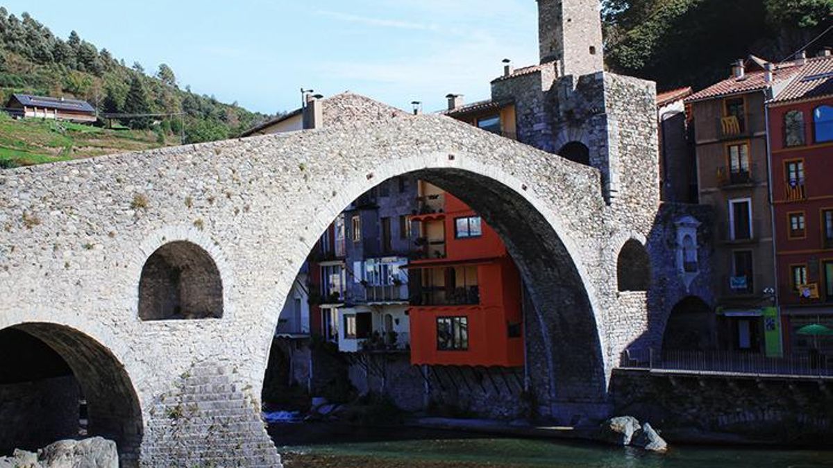 Puente medieval de Camprodón sobre el río Ter.