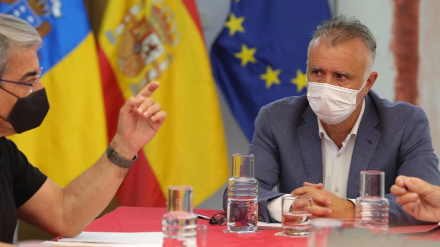 El presidente y el vicepresidente del Gobierno de Canarias, Angel Víctor Torres (d) y Román Rodríguez (i), durante la reunión del Consejo de Gobierno celebrada este lunes en Las Palmas de Gran Canaria