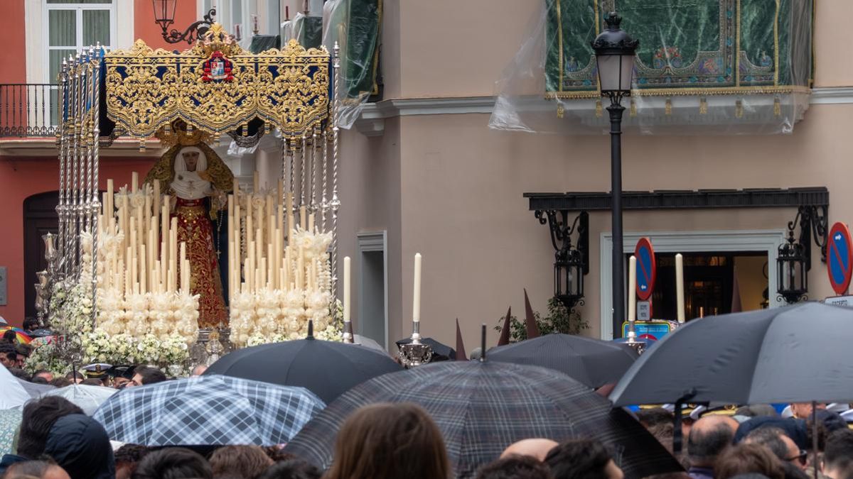 Virgen del Carmen Doloroso en la calle Trajano a pesar de la lluvia