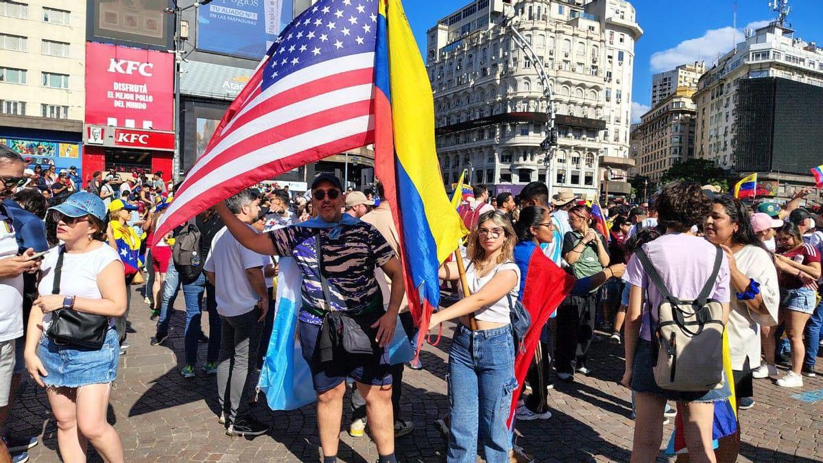 Banderas de Venezuela, Estados Unidos y Argentina flamearon en el Obelisco.