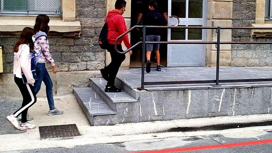 Cierran el colegio público de Zaldibar tras detectar varios positivos entre el profesorado