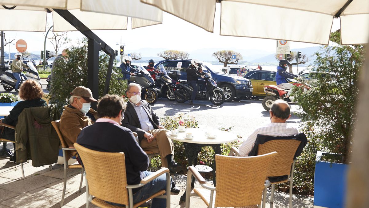 Personas en una terraza de Santander