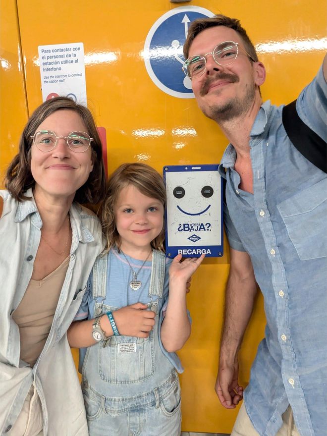 Jacob y su familia en el Metro de Madrid