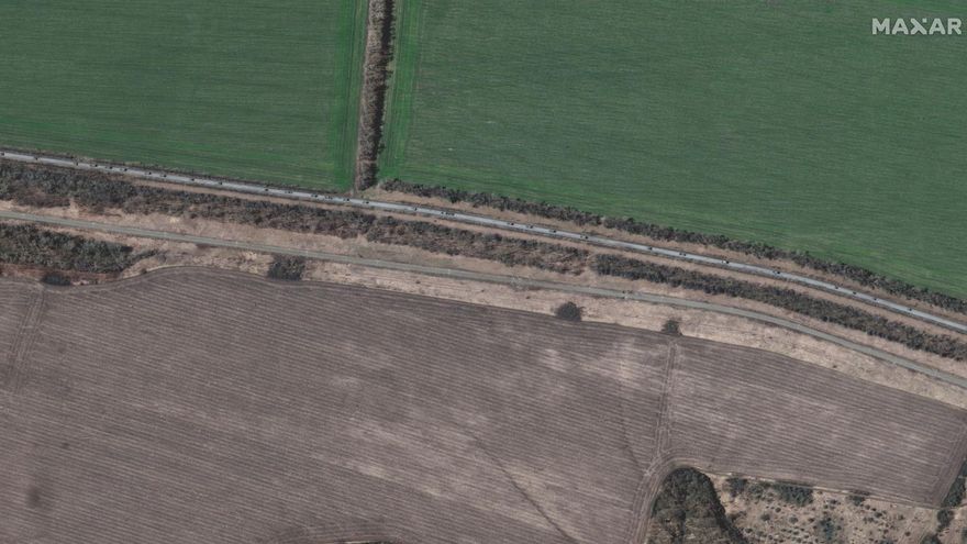 Una imagen de satélite muestra un largo convoy militar, de unos ocho kilómetros de extensión, cerca de la ciudad de Velykyi Burluk.