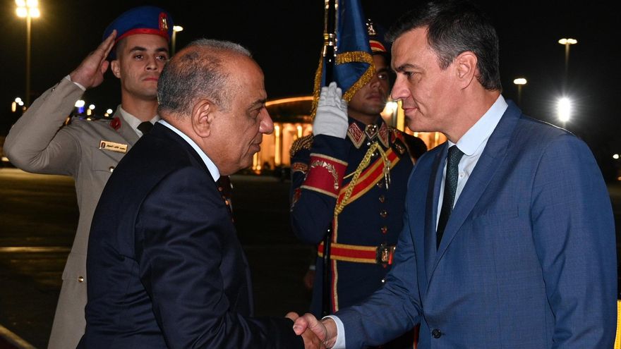 El presidente del Gobierno en funciones, Pedro Sánchez, ha llegado esta noche a El Cairo, donde mañana tendrá lugar la Cumbre de El Cairo por La Paz, convocada por el presidente de la República de Egipto, Abdel Fattah al Sisi.