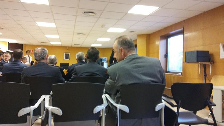 Miguel Zerolo, de espalda y a la derecha, en una sesión del juicio por el caso Las Teresitas