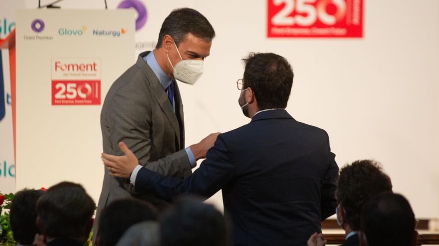 El presidente del Gobierno, Pedro Sánchez (i) y el president de la Generalitat, Pere Aragonés (d), se saludan durante la entrega de la medalla del 250 aniversario de Foment del Treball al editor de ‘La Vanguardia’, Javier Godó. ARCHIVO.