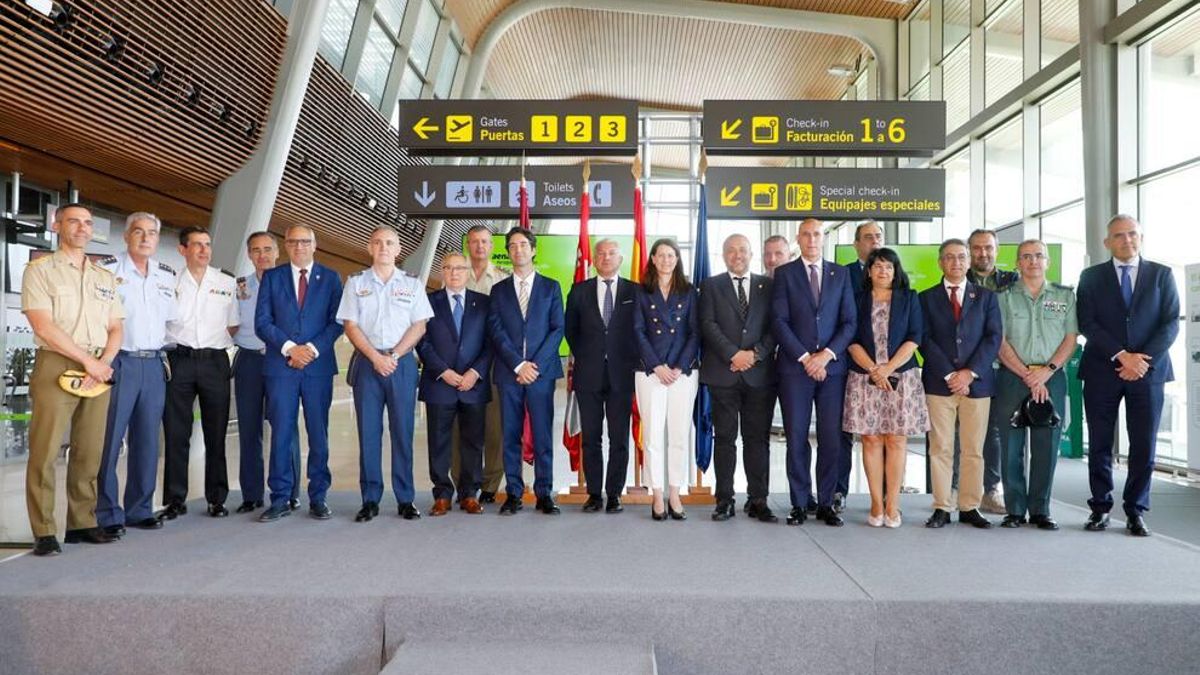 Foto de familia de autoridades en los 25 años del aeropuerto de León el pasado año 2024.
