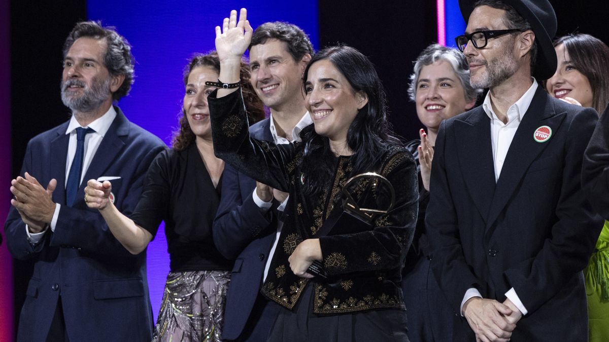 La realizadora Alauda Ruiz de Azúa tras recibir la Concha de Oro en la gala de clausura del 73 Festival Internacional de Cine de San Sebastián, por su película ´Los Domingos´, que se celebra hoy sábado en la capital donostiarra. EFE/Javier Etxezarreta