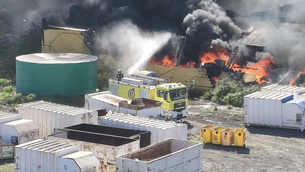Bomberos alertan de los riesgos para la salud de la nube tóxica de amianto tras el incendio en una nave en Telde