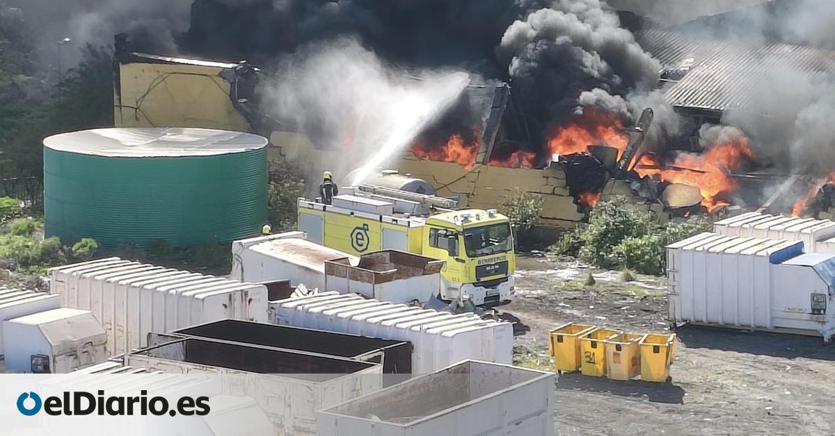 Bomberos alertan de los riesgos para la salud de la nube tóxica de amianto tras el incendio en una nave en Telde