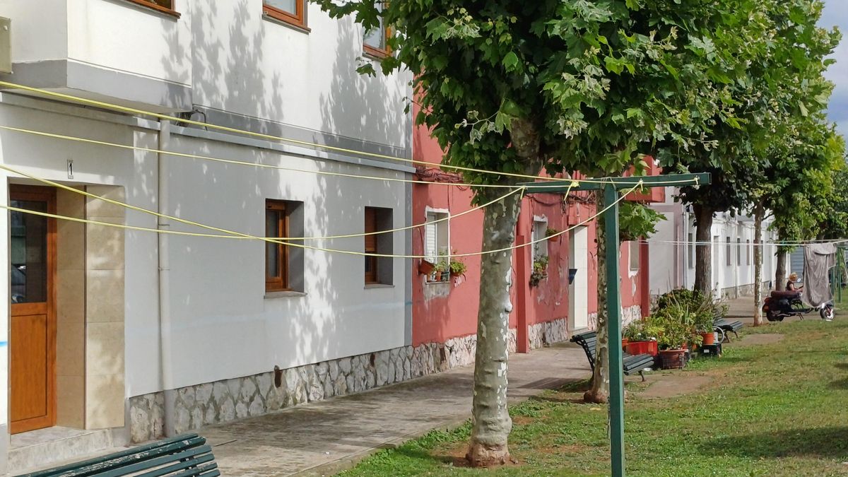 Tendales en la calle en el Barrio Pesquero de Santander.