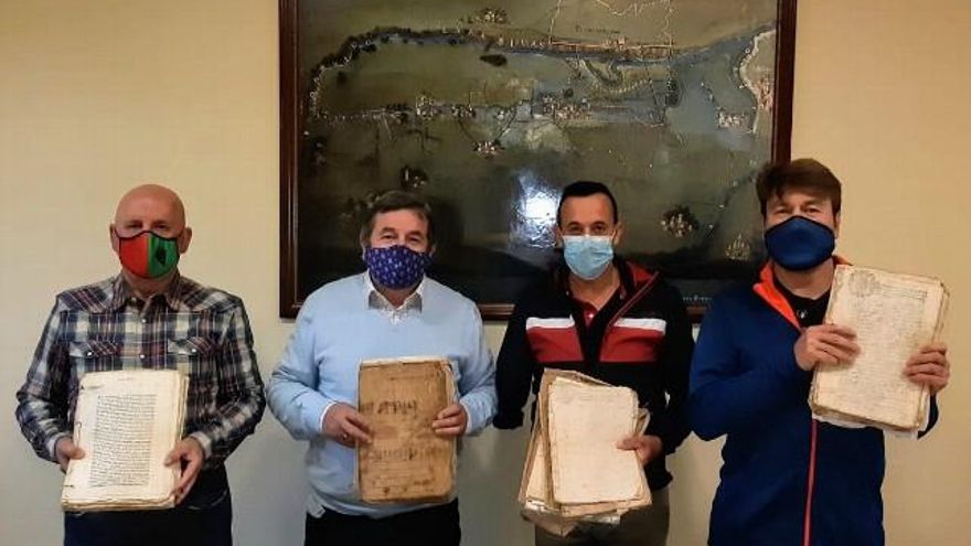 Miembros de la Comunidad de Regantes de la Presa de la Vega de Abajo de Vecilla de la Vega con varios documentos.