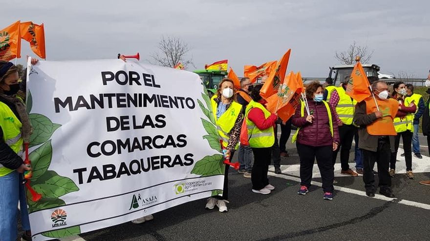 Tabaqueros cortan la A-5 para reivindicar el mantenimiento de las ayudas de la PAC