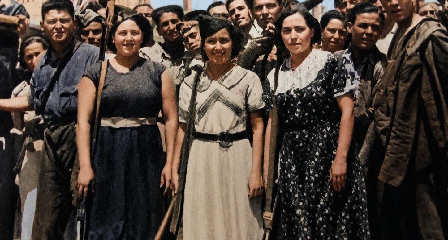 Tras la 'conquista' de Albacete, el 25 de julio de 1936, el fotógrafo Luis Escobar captó la imagen de lo que parecen unas milicianas de Levante frente a la Plaza de Toros de Albacete. La fotografía se difundió en algunos periódicos como ABC. En el pie de foto original se decía: “Las milicias de Alcoy, que después de haber sofocado la rebelión fascista de dicha localidad han salido para prestar colaboración a las fuerzas leales que luchan en el frente andaluz. Los valientes alcoyanos a su paso por Albacete”. 