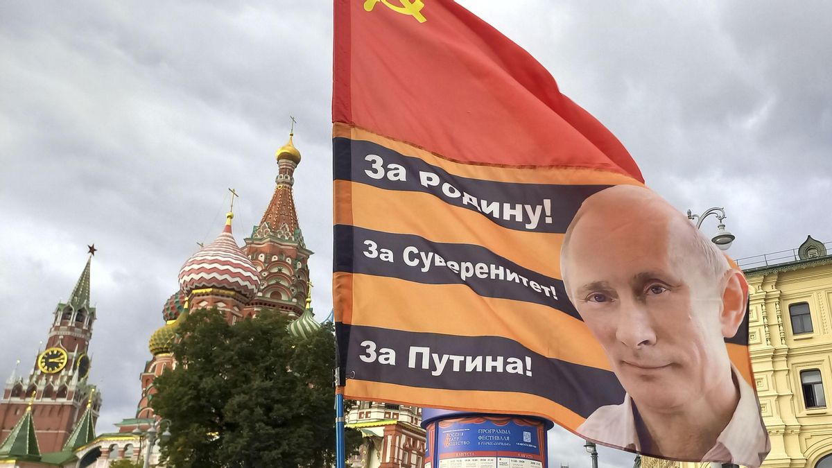 Una bandera con la cara del presidente ruso, Vladímir Putin, y los mensajes "¡por la patria!", "¡por la soberanía!" y "¡por Putin!" onde en Moscú el 15 de septiembre.