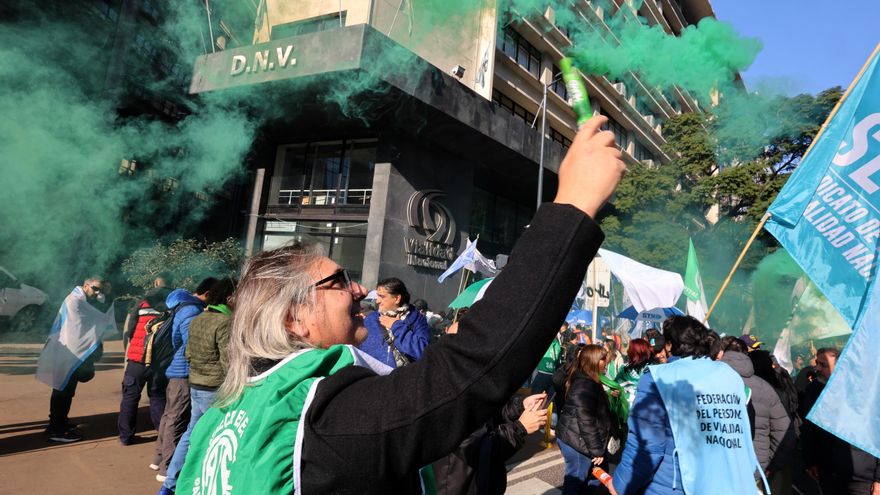 Trabajadores de la Dirección de Vialidad de Argentina protestan por el cierre del ente
