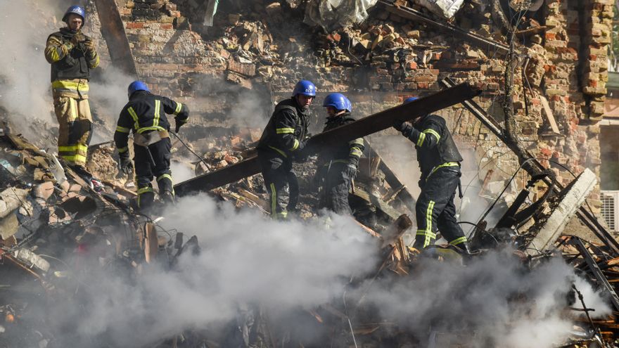 Los rescatistas ucranianos trabajan en la limpieza de los escombros del edificio residencial destruido por un ataque con drones rusos en el centro de Kiev este 17 de octubre de 2022. EFE/EPA/OLEG PETRASYUK