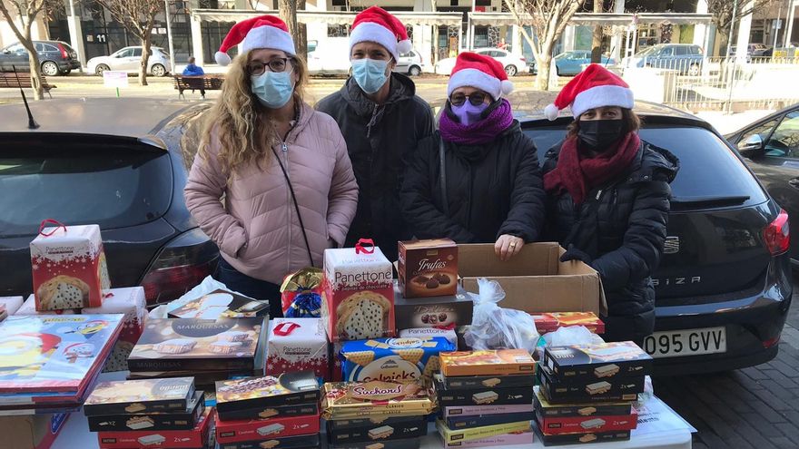 Una de las mesas instaladas por trabajadores municipales de Pinto (Madrid) para recoger alimentos para Alburquerque (Badajoz)
