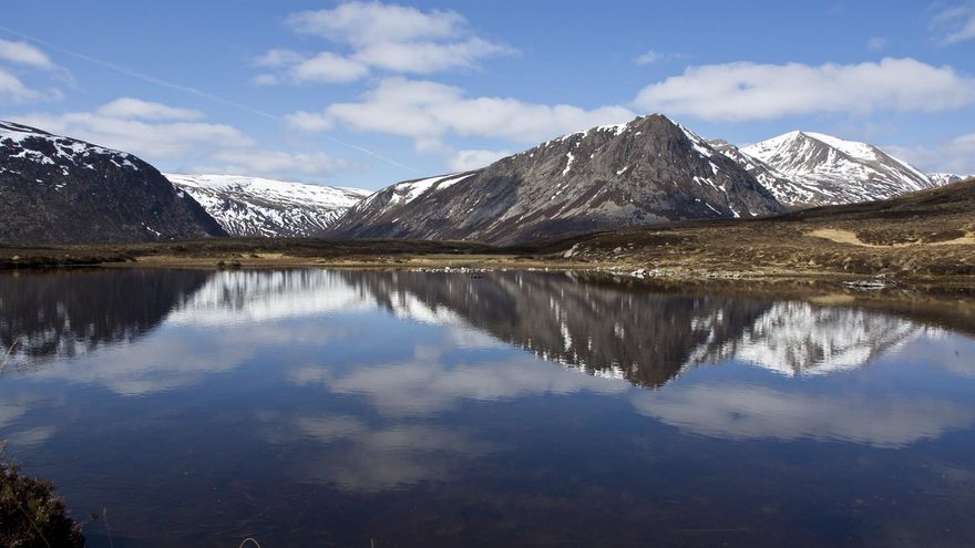 Los picachos de los Cairngorms desde Loch Garten.