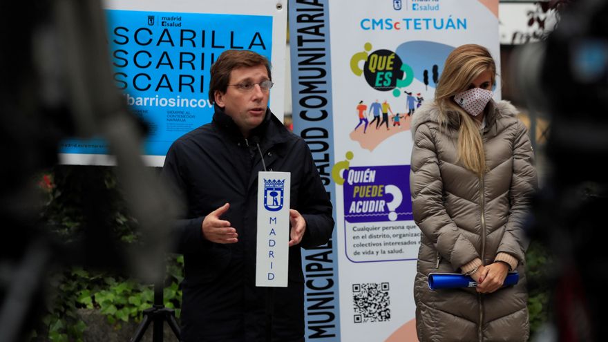 El alcalde de Madrid, José Luis Martínez-Almeida (i), con la concejala del grupo municipal del Partido Popular Sonia Cea (d) durante su visita a un punto de información para prevenir la transmisión de la covid-19. EFE/ Fernando Alvarado
