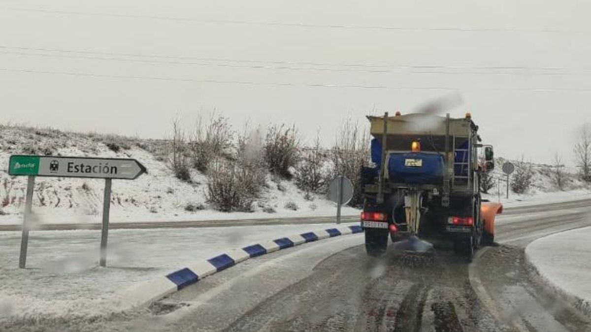 Los servicios municipales de Cuenca han desplegado un operativo de prevención y atención ante las condiciones climatológicas de lluvia y nieve en la ciudad