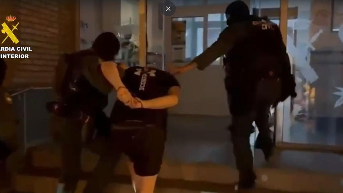 Uno de los detenidos ingresa en la Comandancia de la Guardia Civil de Huelva.