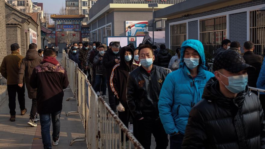 La Comisión Nacional de Sanidad de China informó hoy de que el país asiático registró 10 nuevos casos del coronavirus SARS-CoV-2 este martes, todos ellos diagnosticados a viajeros procedentes de fuera de las fronteras chinas. EFE/EPA/STRINGER