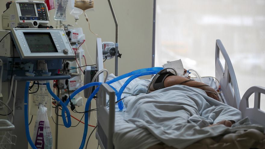 Vista de la unidad de emergencia con pacientes covid-19 del hospital Iess del Sur en Quito (Ecuador), en una fotografía de archivo. EFE/José Jácome