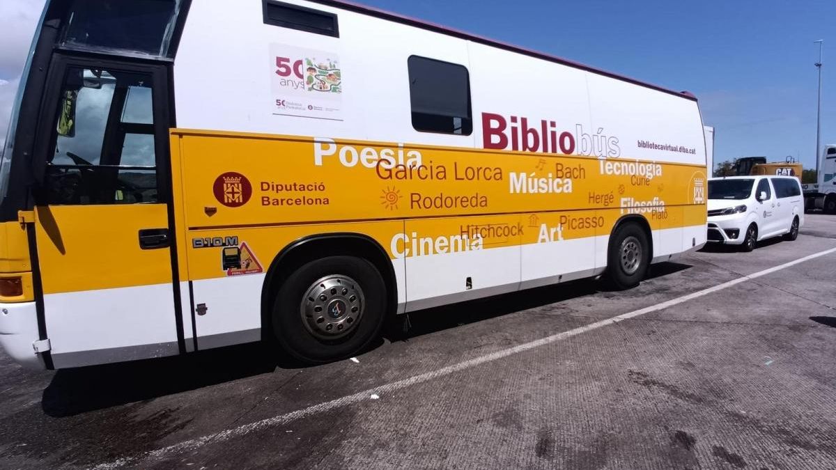 La Diputación de Valencia gastó 210.000 euros en dos bibliobuses que llevan nueve meses sin usarse por falta de conductor