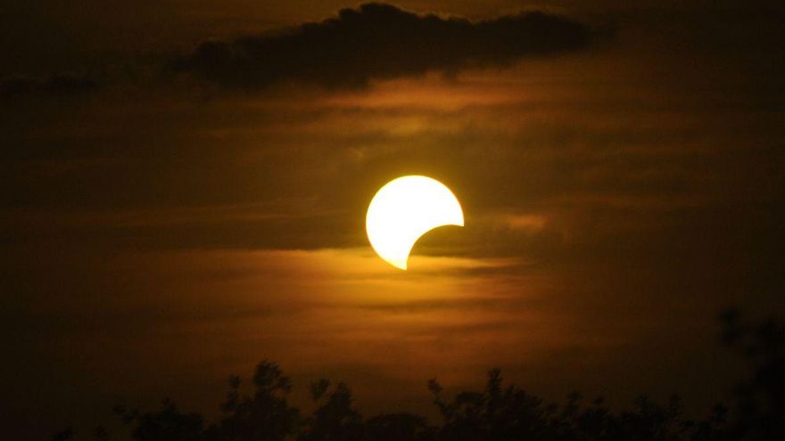 Eclipse solar 2024: cuáles son sus significados y cuál es la diferencia con el lunar