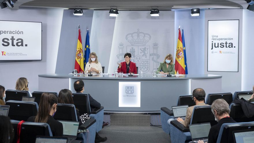 La vicepresidenta segunda del Gobierno y ministra de Trabajo, Yolanda Díaz; la ministra Portavoz y de Política Territorial, Isabel Rodríguez; y la ministra de Educación y Formación Profesional, Pilar Alegría, comparecen en rueda de prensa posterior al Consejo de Ministros, en el Complejo de La Moncloa, a 16 de noviembre de 2021, en Madrid (España).