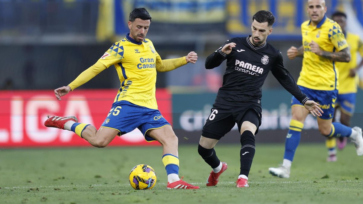 Javi Muñoz ante la oposición de Álex Baena