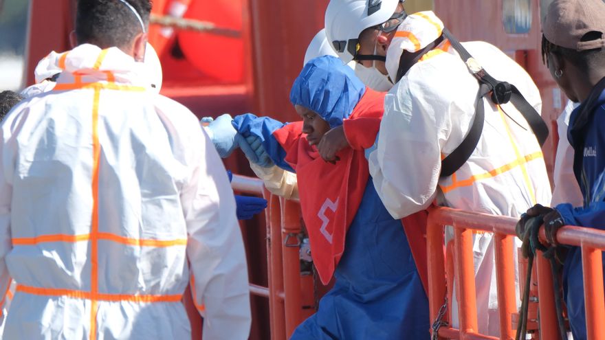 Los supervivientes del naufragio de una patera cerca de Canarias vieron morir a otras 24 personas, entre ellas seis bebés