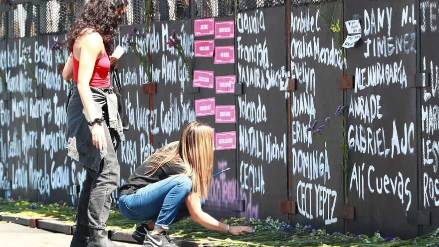 Mujeres activistas dejan flores frente a carteles con nombres de víctimas por feminicidios en cercos metálicos instalados por el gobierno capitalino hoy, en una protesta contra los feminicidios, en Ciudad de México (México). EFE/Carlos Ramírez