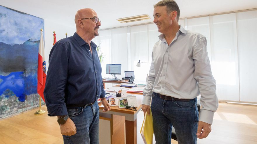 El consejero de Salud con el alcalde de Valdeolea.