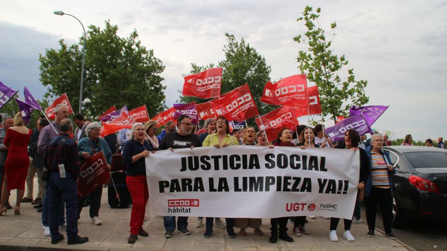 Protestas frente a la sede del debate electoral de Castilla-La Mancha Media: "Somos esenciales, no invisibles"